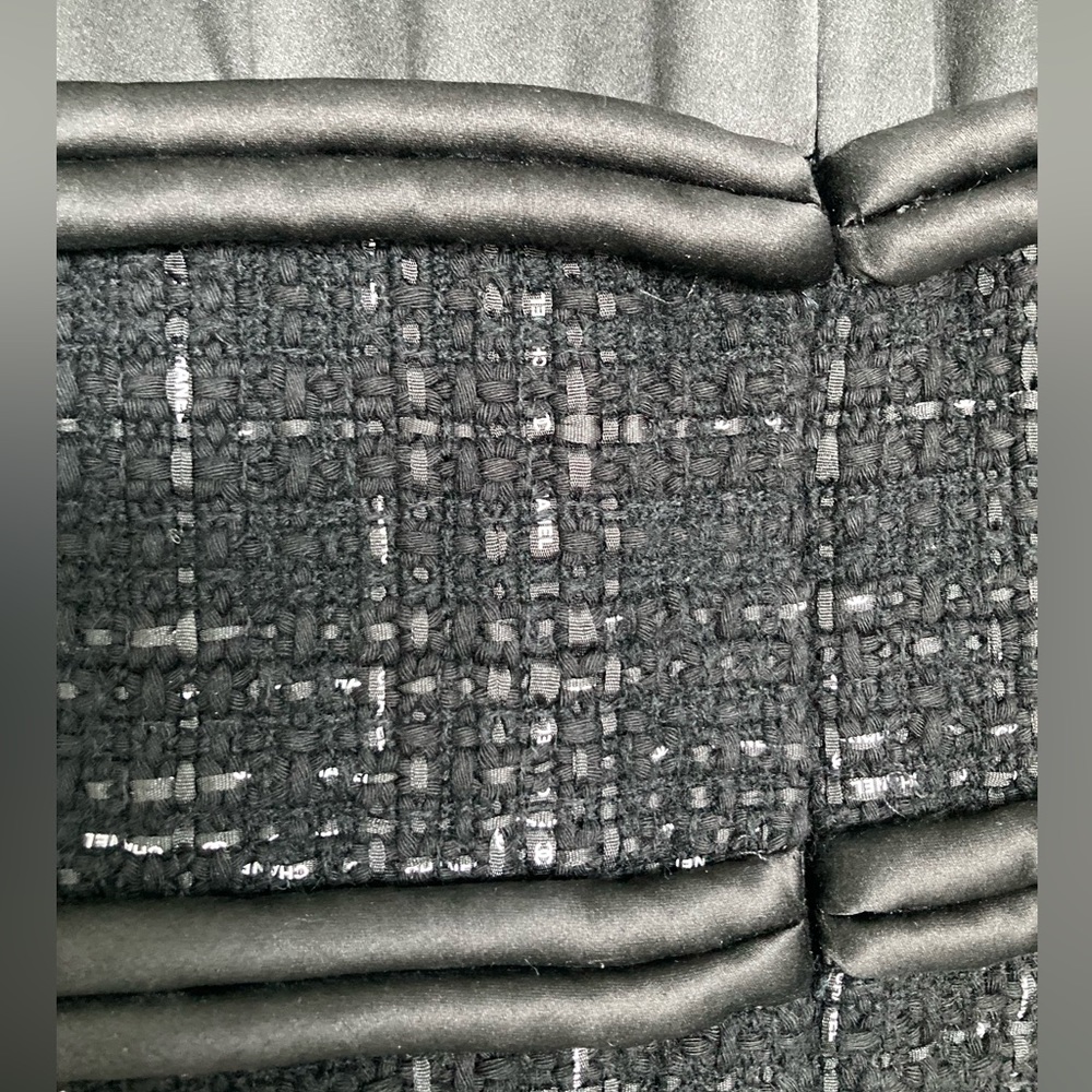 CHANEL BLACK
WHITE RIBBON LOGO TWEED
SILK MINI DRESS 42 - Picture 11 of 12